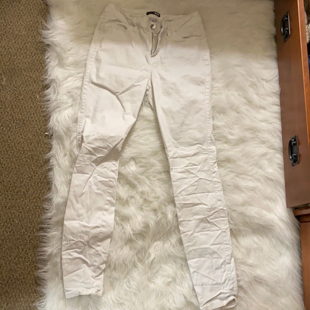 White fitted jeans